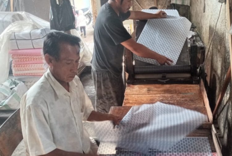 Perajin Kertas Dodol Tetap Bertahan saat Mayoritas Pengusaha Dodol Gulung Tikar