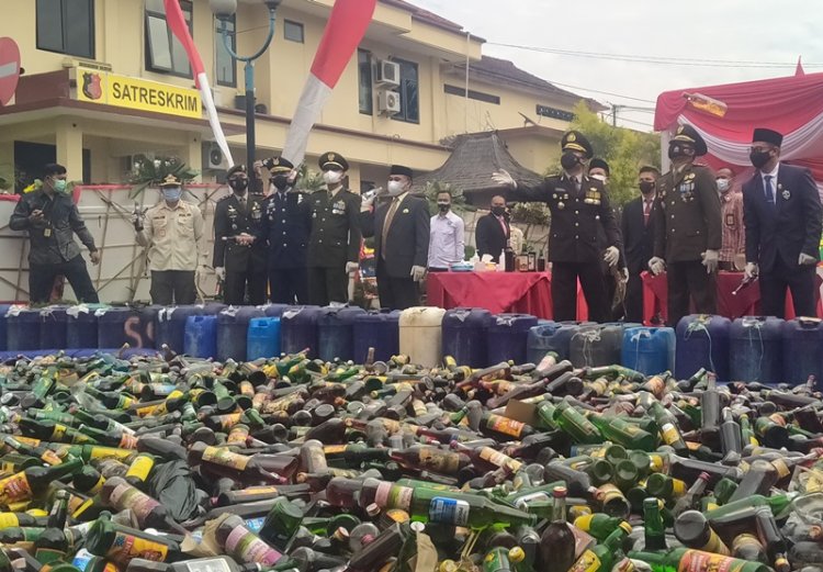 Forkopimda Kabupaten Bandung Musnahkan Puluhan Ribu Botol Miras