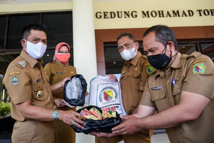 Bupati Bandung Luncurkan Bantuan untuk 277 Rumah Warga Isoman