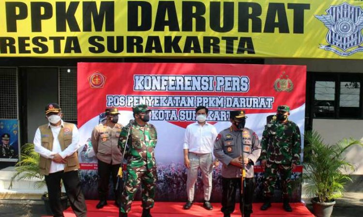 Panglima TNI dan Kapolri Tinjau Pos Penyekatan PPKM Darurat di Solo