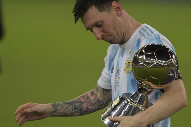 Messi Dedikasikan Piala Copa untuk Keluarga, Negara dan Maradona