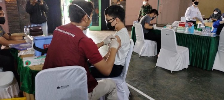Kejar PTM, Vaksinasi Covid-19 Bagi Pelajar di Bandung Dimulai