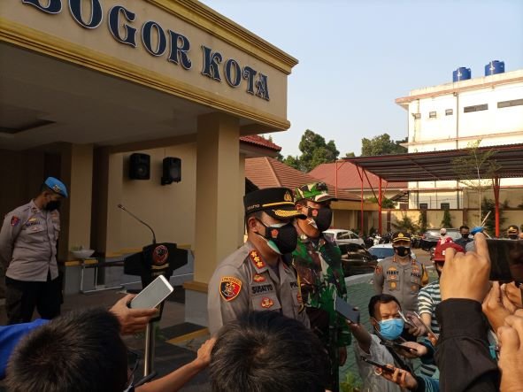 TNI - Polri Tebar Paket Sembako dan Obat-obatan Untuk Masyarakat Kota Bogor