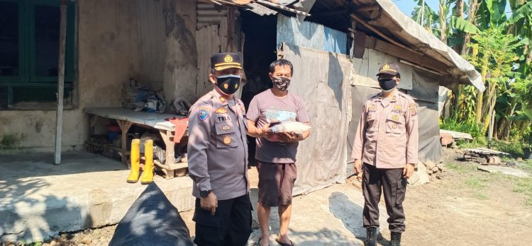 PPKM Darurat, Sejumlah Warga Malah Nerima Bansos Beras Dari Polresta Cirebon 