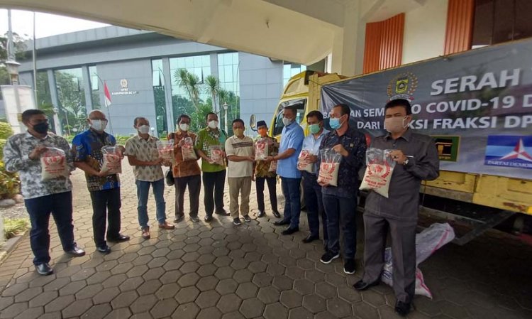 Gotong Royong, DPRD Bogor Bagikan 60 Ton Beras ke Masyarakat