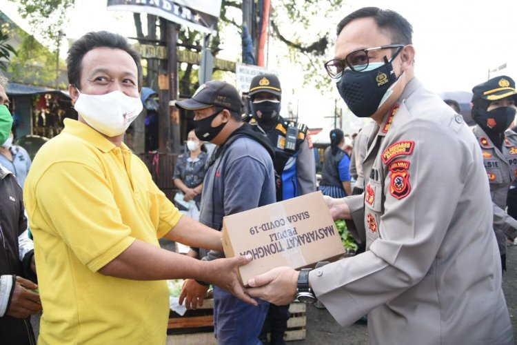 Polrestabes Bandung Gandeng Paguyuban Tinghoa Bagikan Ribuan Sembako