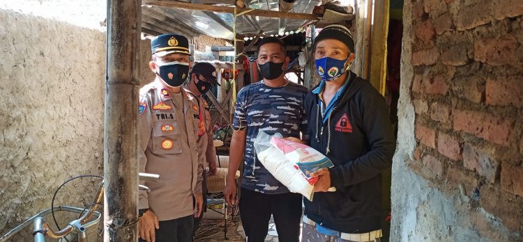 Polresta Cirebon Sebar Bantuan Beras bagi Warga Terdampak PPKM Darurat