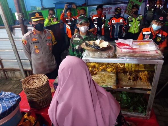 Patroli Penegakan Aturan PPKM  Level 4 di Bogor Berlangsung Simpatik