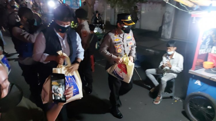 Polrestabes Bandung Bagikan Sembako Sambil Patroli PPKM
