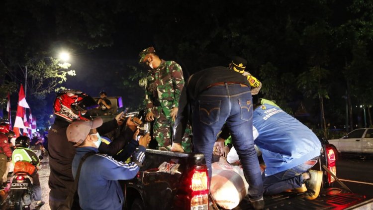 Rangkul Driver Ojol, Polisi dan TNI Bagikan Sembako ke Masyarakat
