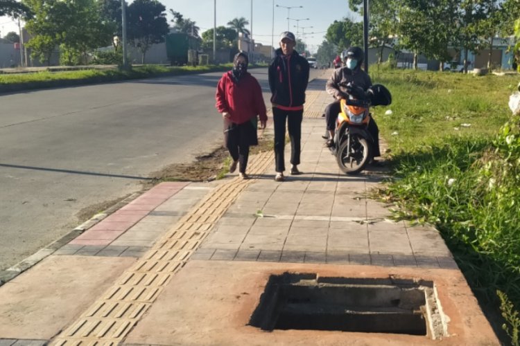Pejalan Kaki Keluhkan Tutup Bak Kontrol Bolong di Jalan Simpang Tengah Tol Soroja