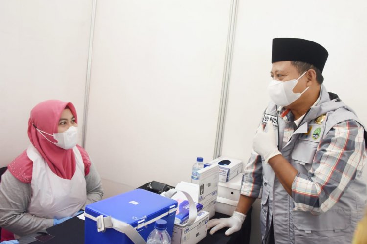Uu Ruzhanul Tinjau Sentra Vaksinasi BPBD Jabar di Karawang dan Bekasi