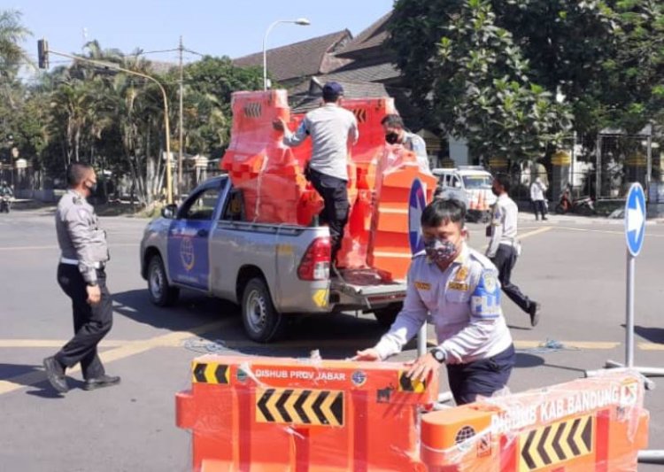 Traffic Light Simpang Pemda Mati, Dishub Kabupaten Bandung Pasang Bundaran Sementara