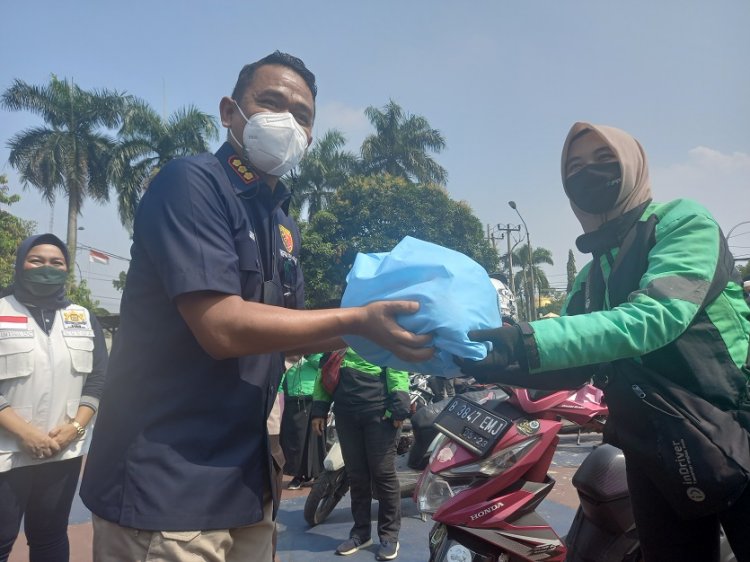 Polda Jabar Bagikan Paket Sembako ke Pengemudi Ojol di Kabupaten Bogor