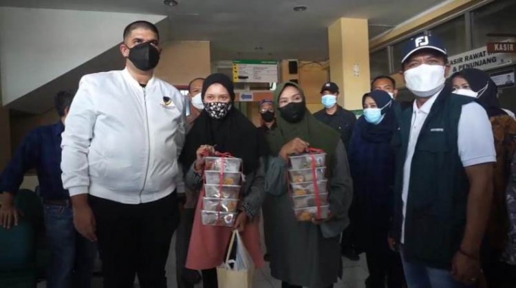 Partai Nasdem Bagikan Seribu Makanan Siap Saji Gratis Setiap Hari di Kabupaten Bandung