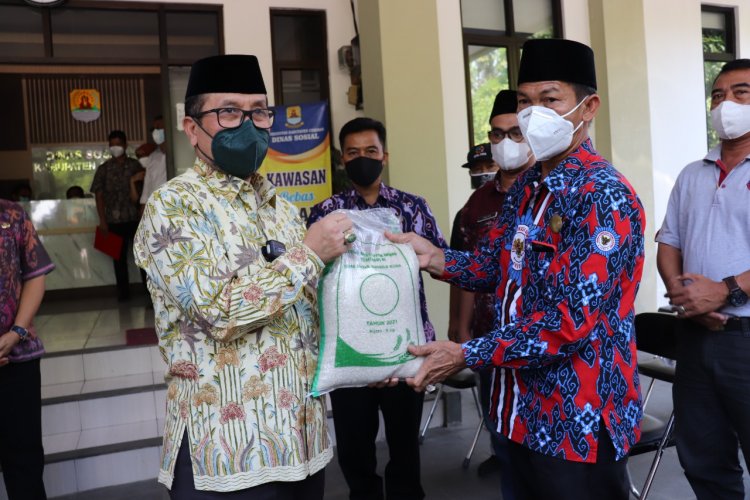 3.000 Paket Bansos Beras Kemensos Disalurkan di Kabupaten Cirebon