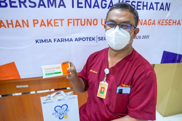 Kimia Farma Salurkan 15.900 Paket Suplemen-Vitamin untuk Nakes di Jabar