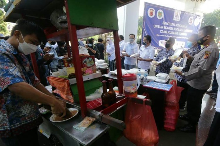 Borong Produk UMKM Bogor Barat, Kadin Sebar Makanan Bagi Warga Yang Isoman