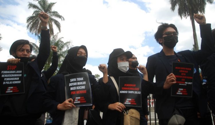 Foto: Aksi Long March Poros Revolusi Mahasiswa Bandung