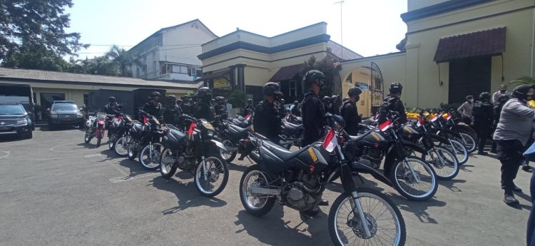 Brimob Kawal Proses Distribusi Bansos Covid-19 di Bandung