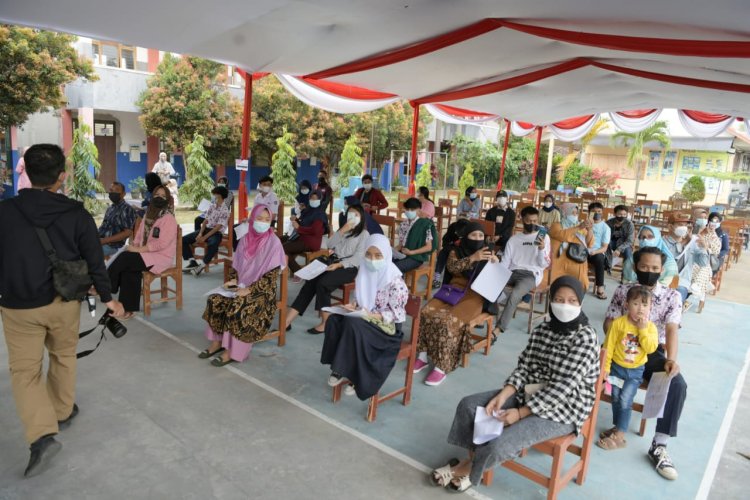 Ridwan Kamil Tinjau Vaksinasi COVID-19 Pelajar di Bandung Barat