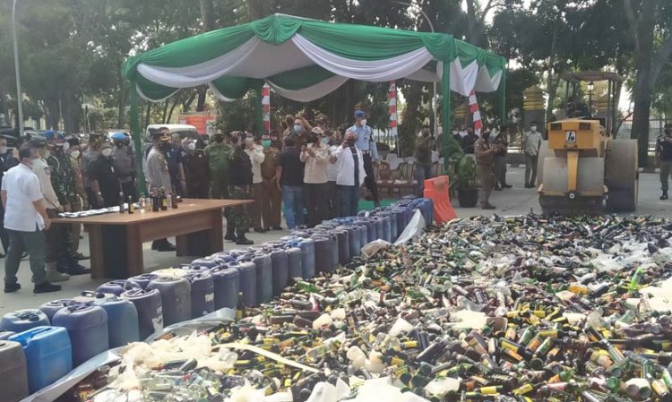 Ribuan Botol Miras Dimusnahkan Satpol PP Kabupaten Bandung