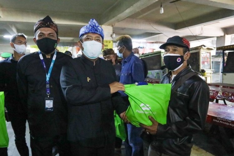 Gandeng Pegadaian, Pemkot Bandung Beri Bantuan Sembako untuk PKL