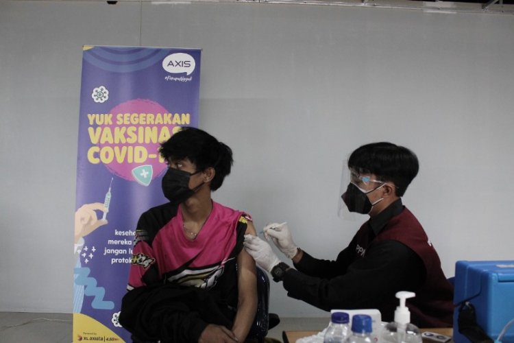Axis Dukung Vaksinasi Mahasiswa dan Pelajar di Bandung