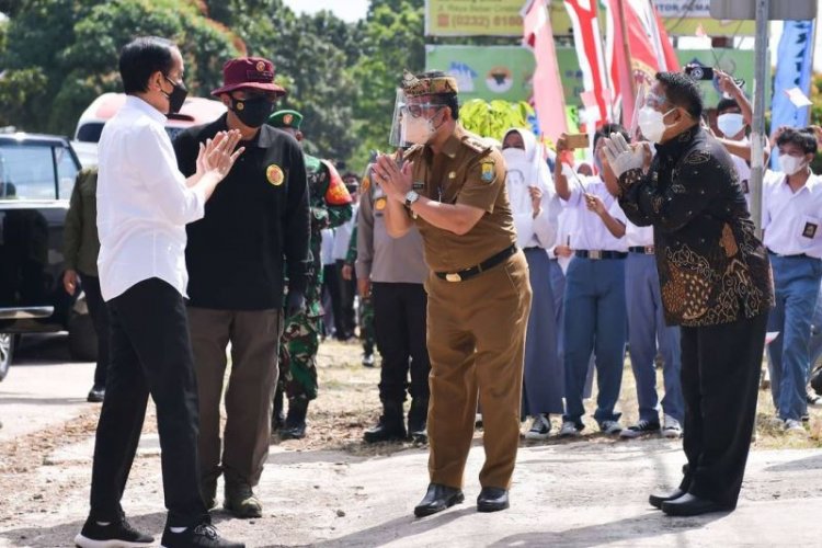 Jokowi Minta Vaksinasi Pelajar dan Santri Digelar Besar-besaran